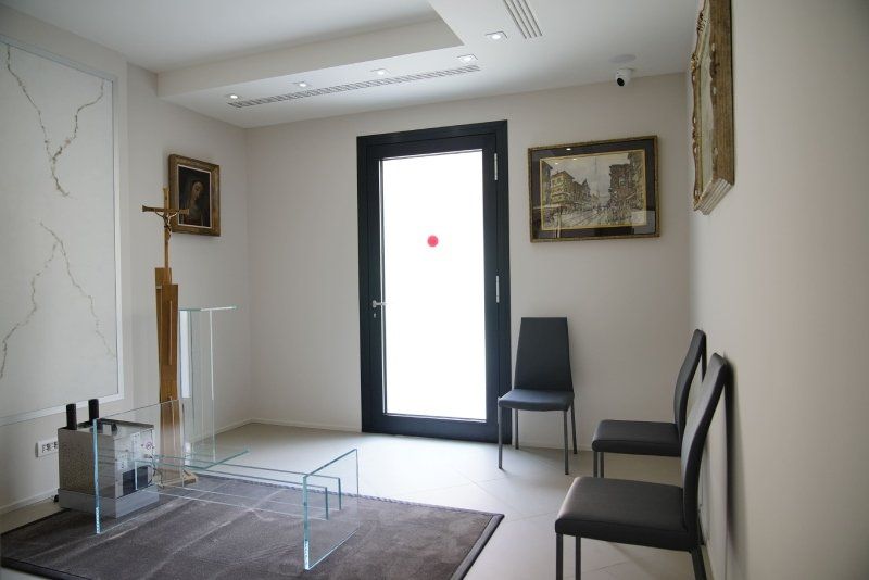 Sala funeraria con sedie