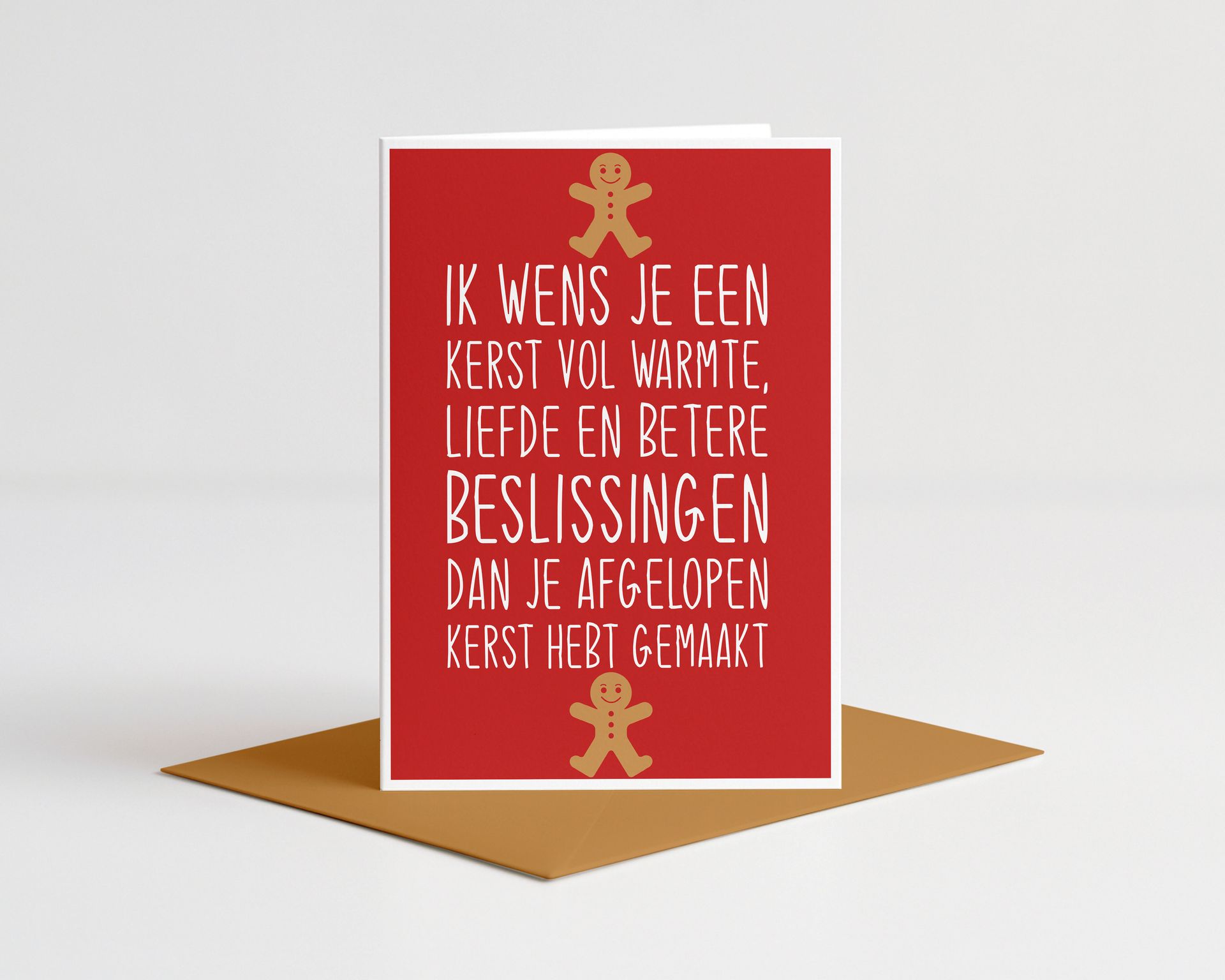 Red card with Dutch text in a wooden holder, two gingerbread man figures, white background.