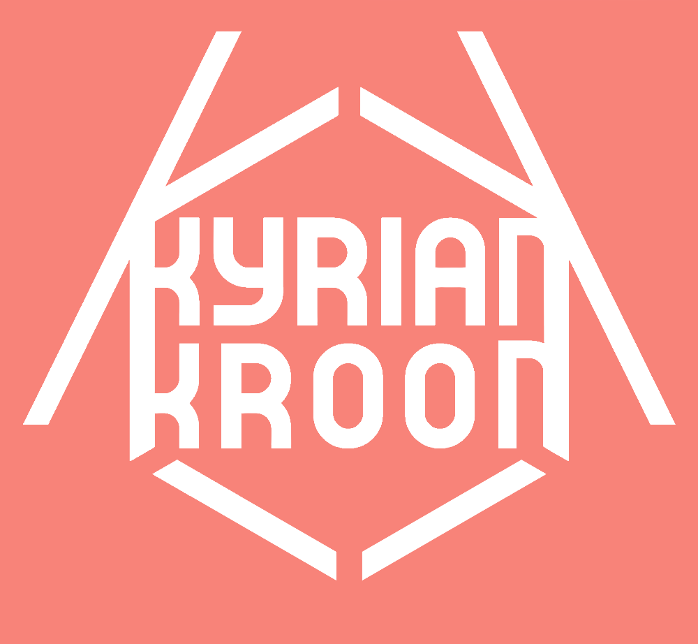 Logo voor Kyrian Kroon, witte tekst en geometrische vormen op een koraalkleurige achtergrond.