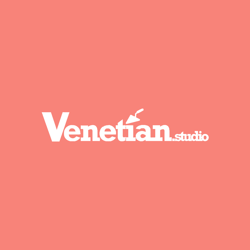 Logo voor Venetian Studio in wit op een koraalkleurige achtergrond, met een troffelafbeelding boven de "n" in Venetian.