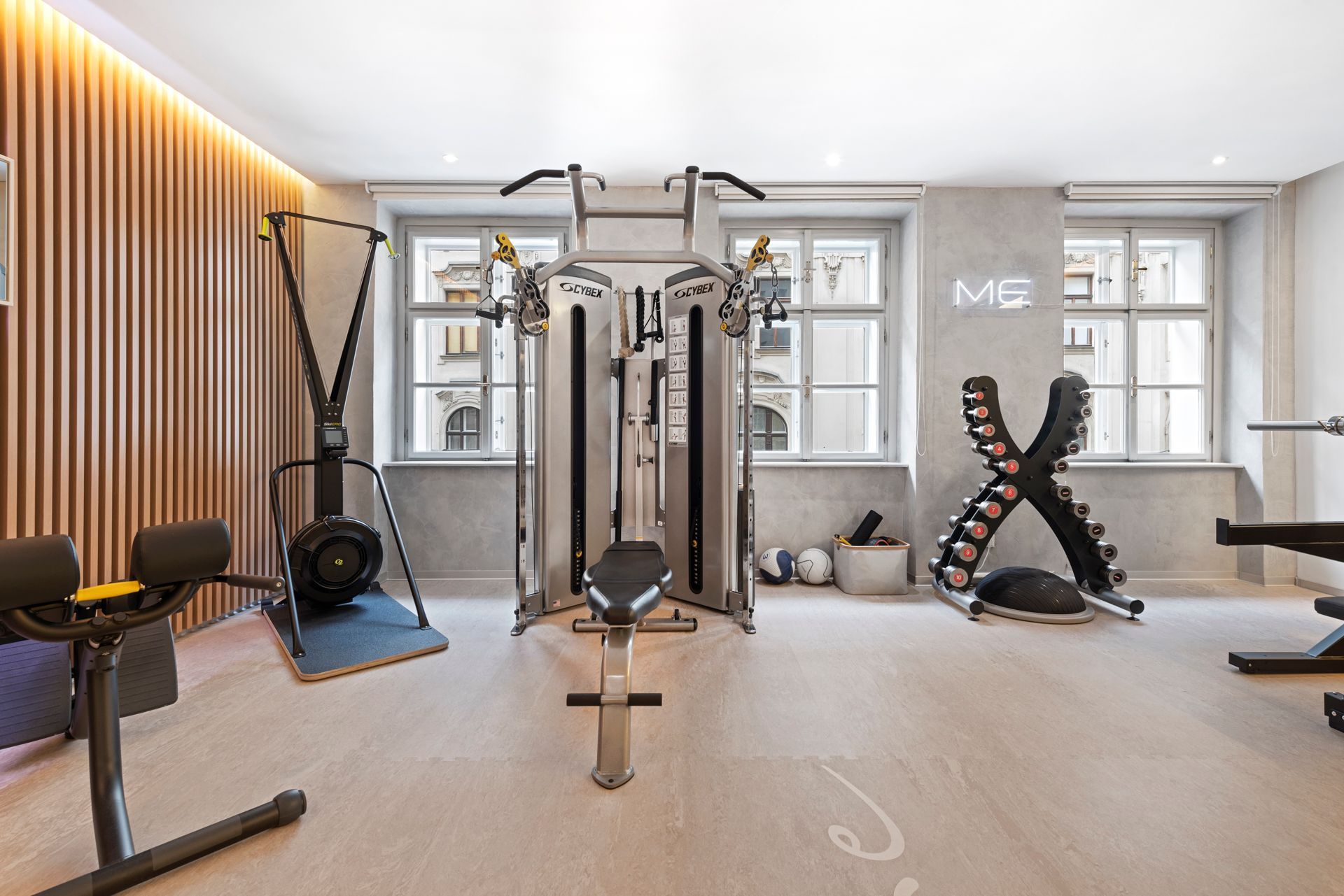 Modern ausgestattetes Fitnessstudio für Personal Training Wien