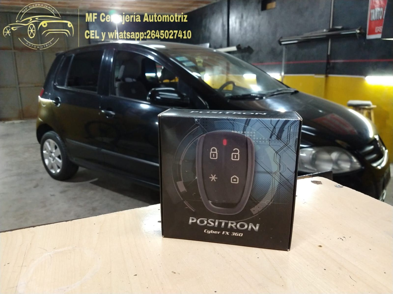 Persona instalando un estéreo de automóvil en el tablero de un vehículo.