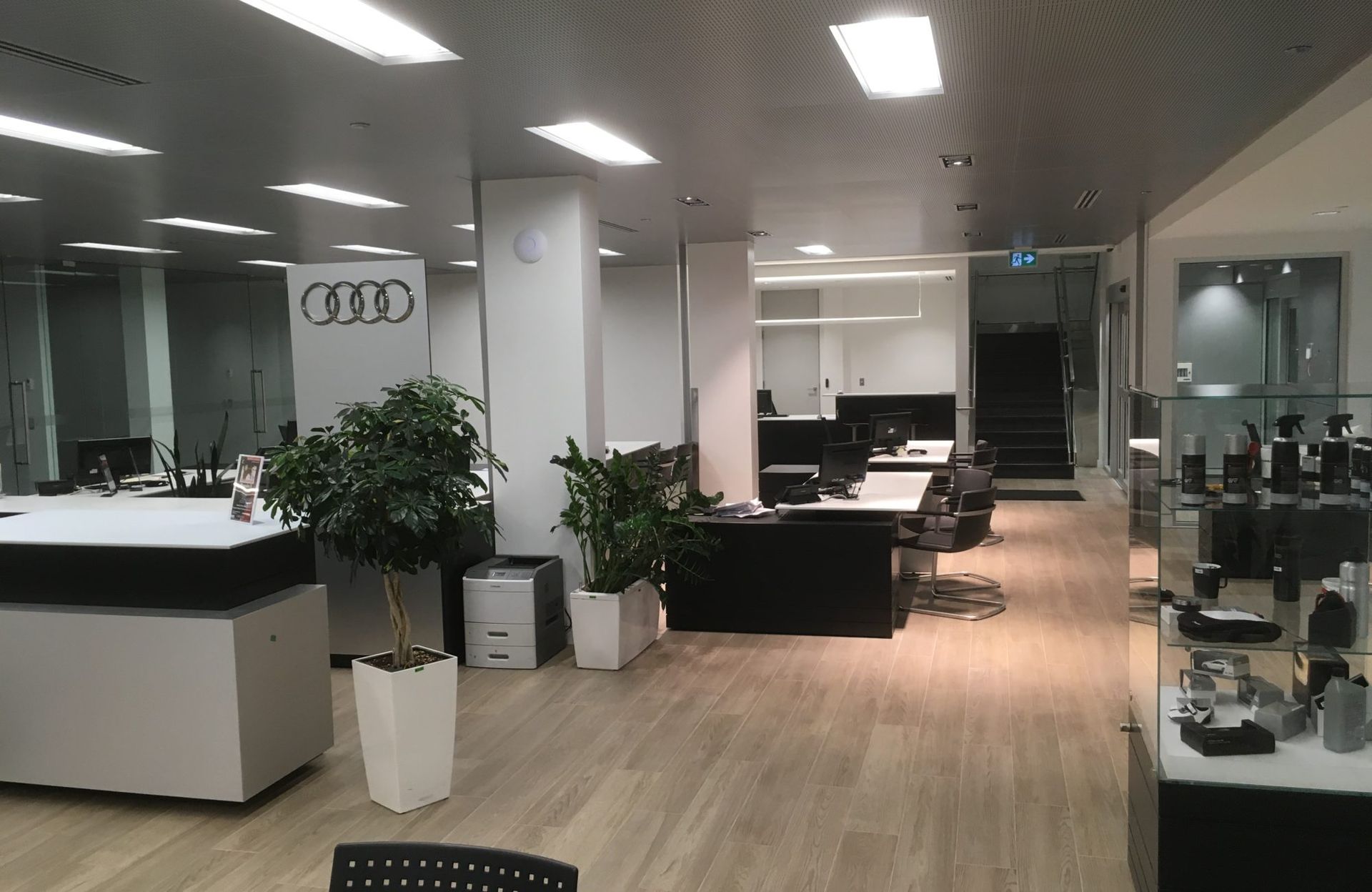 Une grande pièce avec une pancarte indiquant Audi dessus