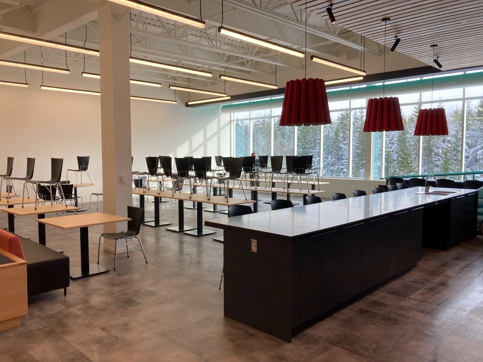 Une grande pièce avec des tables et des chaises