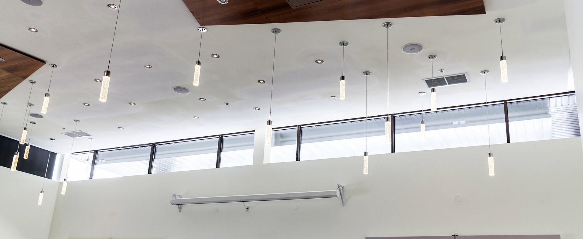 Un plafond avec beaucoup de lumières suspendues