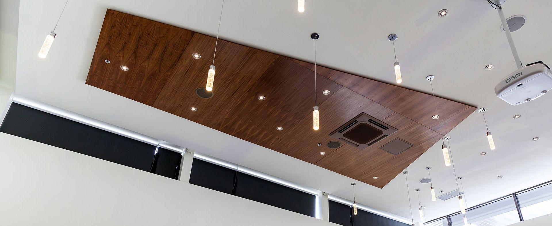 Un plafond en bois avec un projecteur suspendu