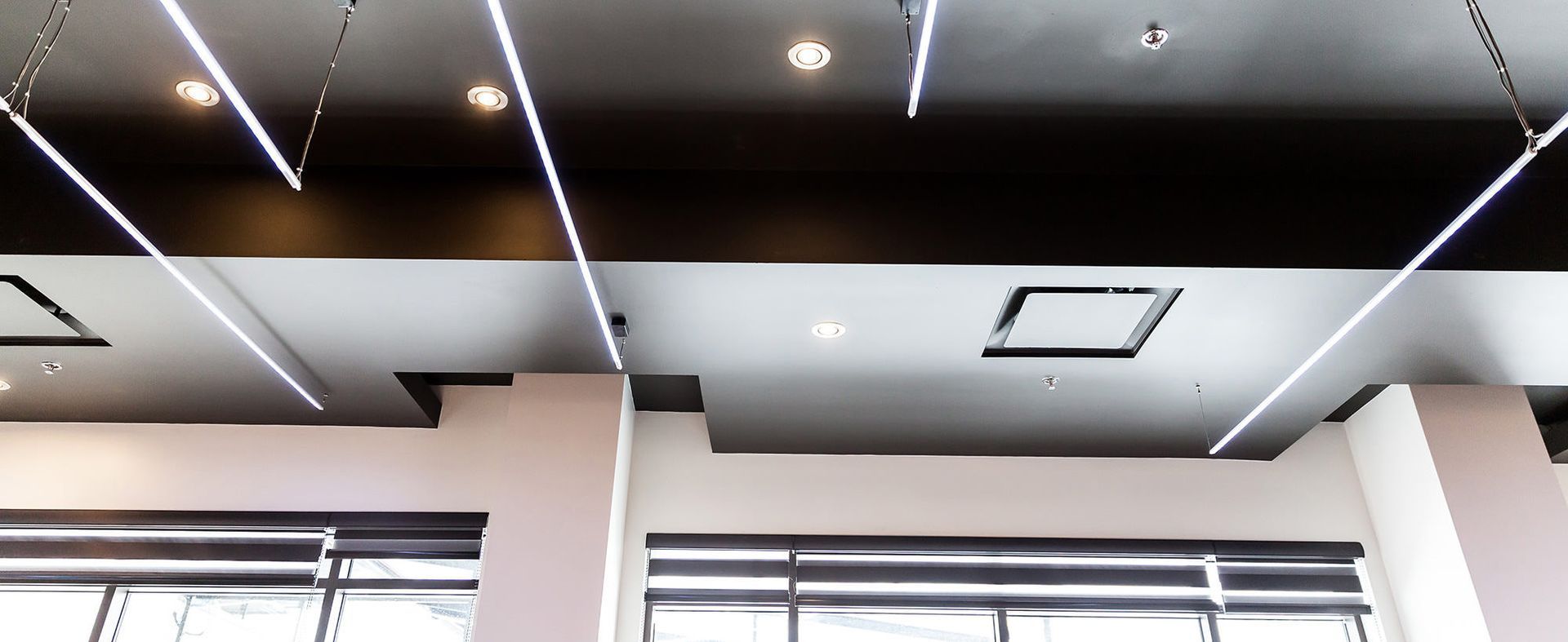 Le plafond d'une pièce avec beaucoup de fenêtres et de lumières.