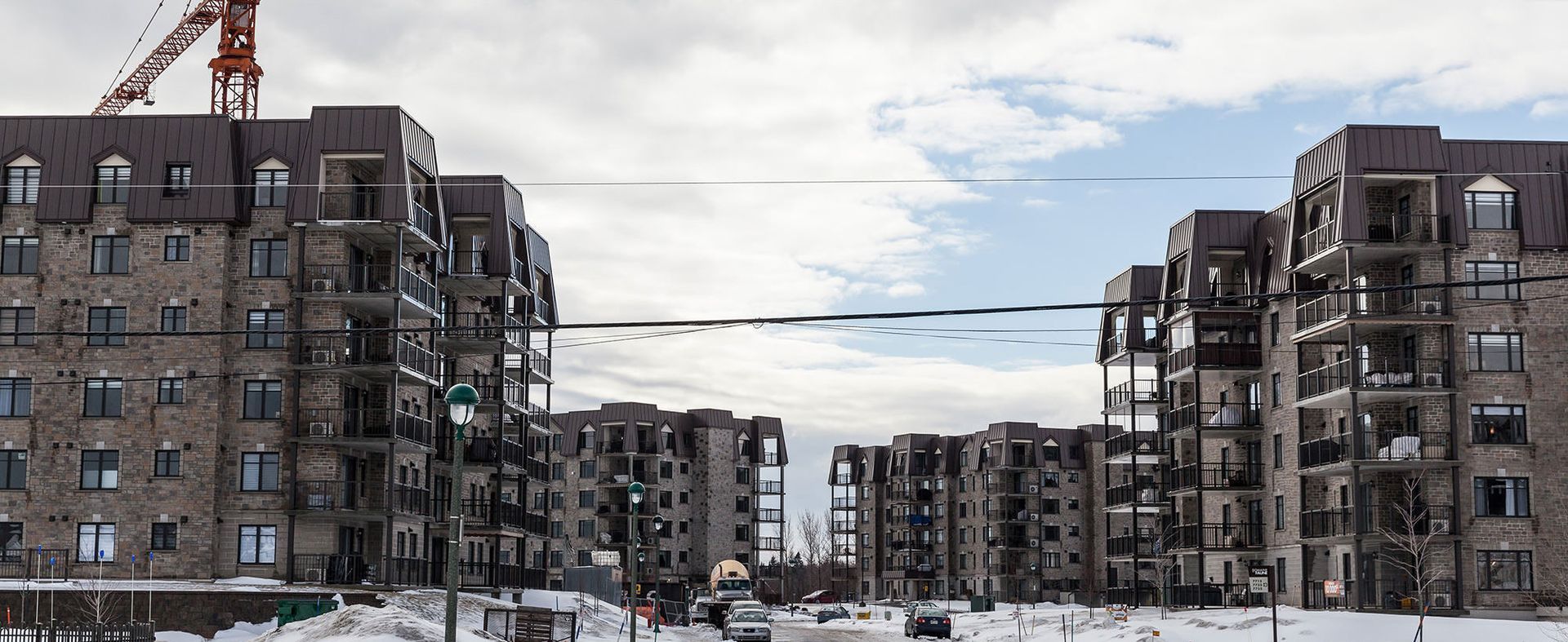 Un bâtiment en construction dans la neige avec une grue en arrière-plan.
