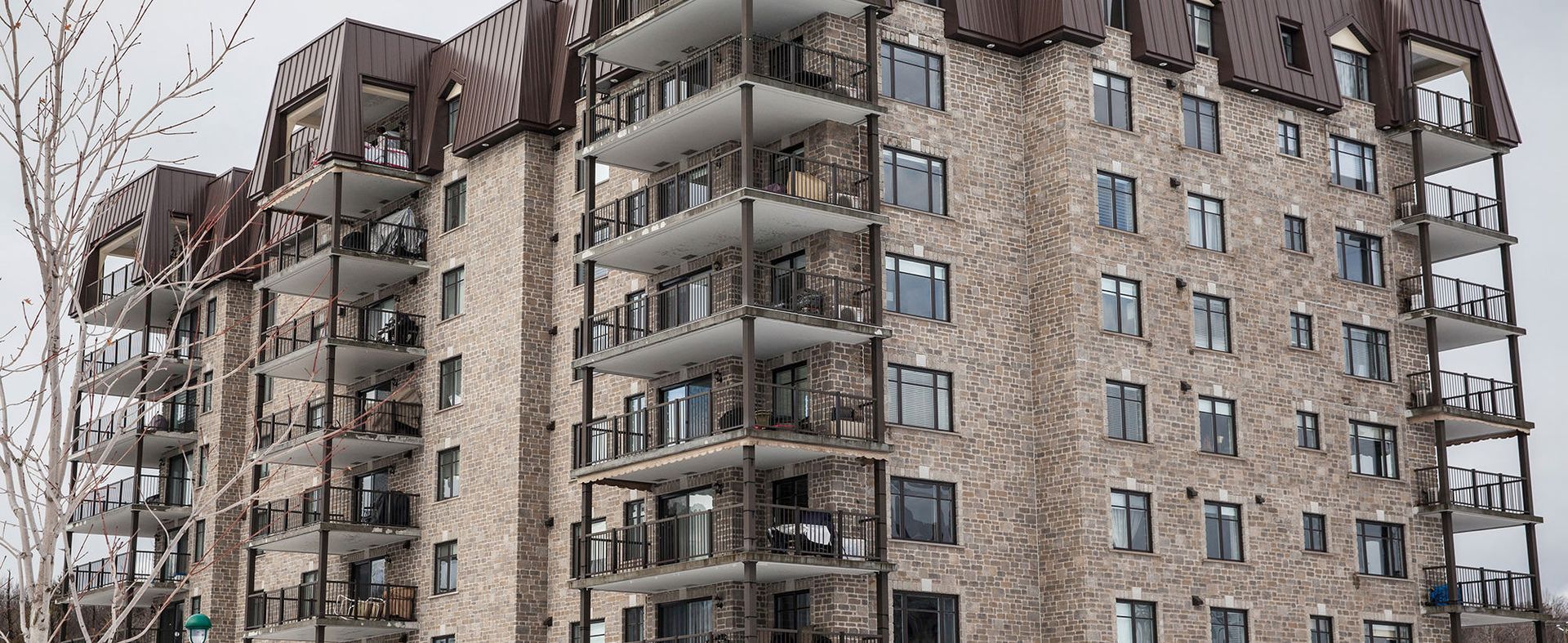 Un grand immeuble avec beaucoup de fenêtres et de balcons.