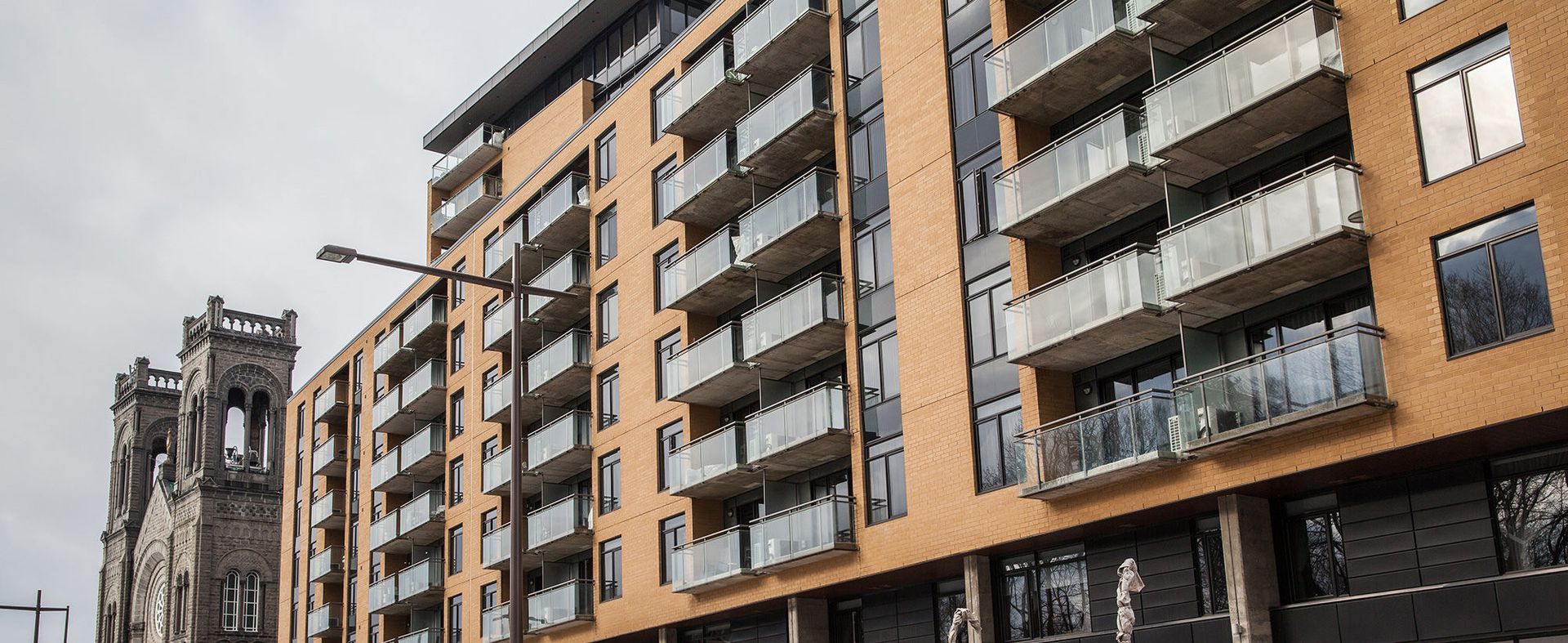 Un grand immeuble avec beaucoup de fenêtres et de balcons.