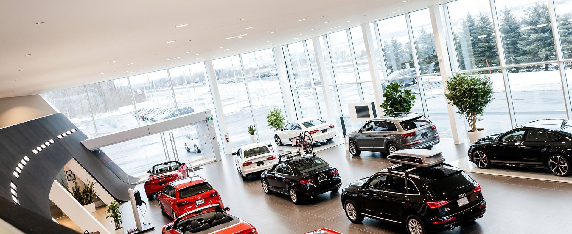 Un concessionnaire automobile avec beaucoup de voitures exposées