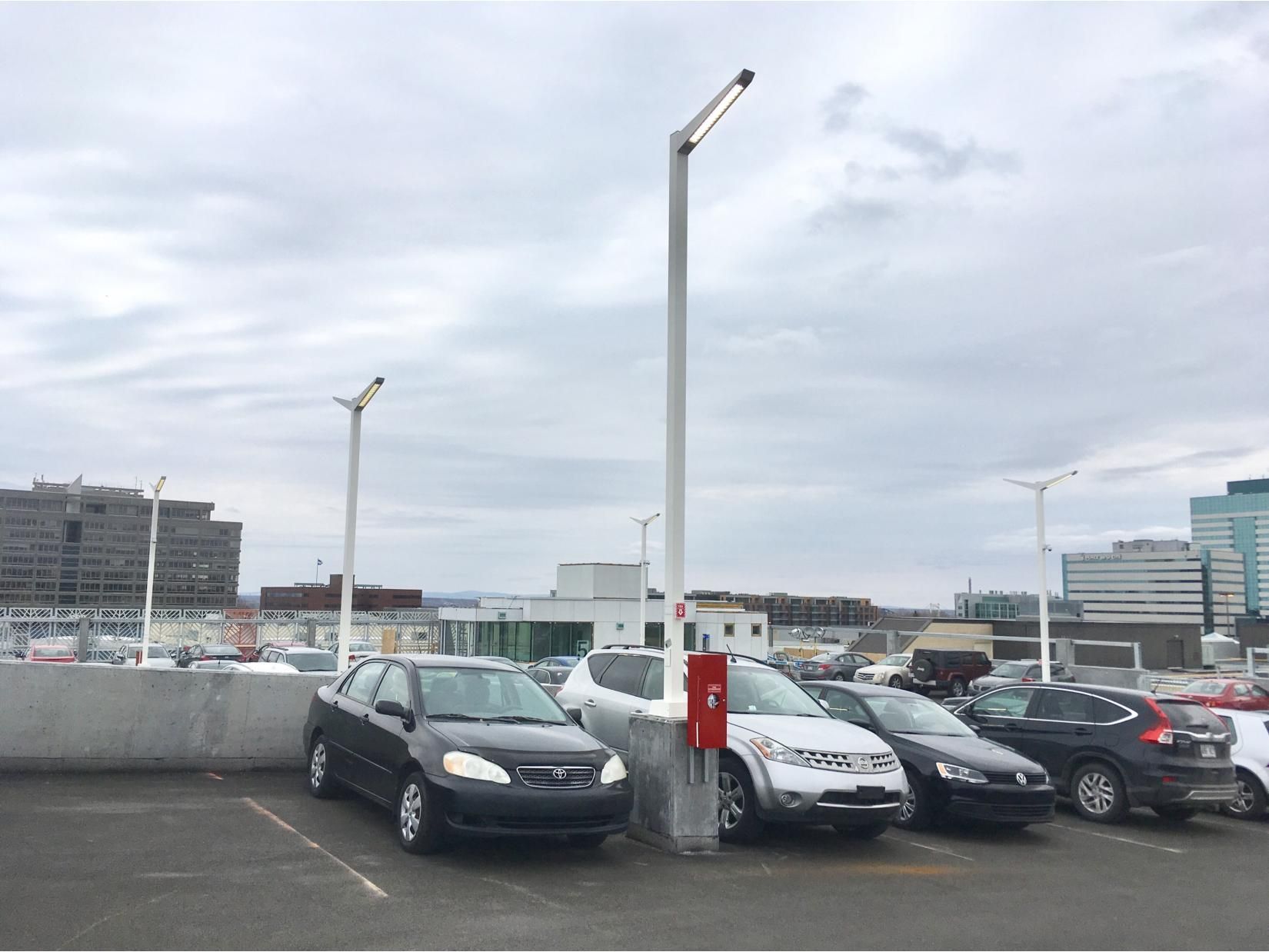Beaucoup de voitures sont garées dans un parking
