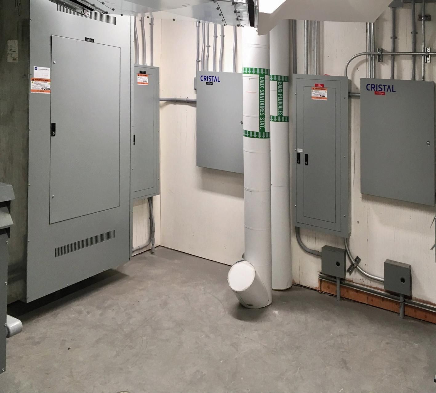 Une pièce avec beaucoup de coffrets électriques dont un qui dit ' kraus ' dessus