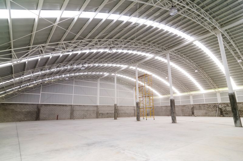 Los materiales utilizados en la construcción de una nave industrial deben asegurar un espacio resistente para soportar una variedad de actividades y usos.