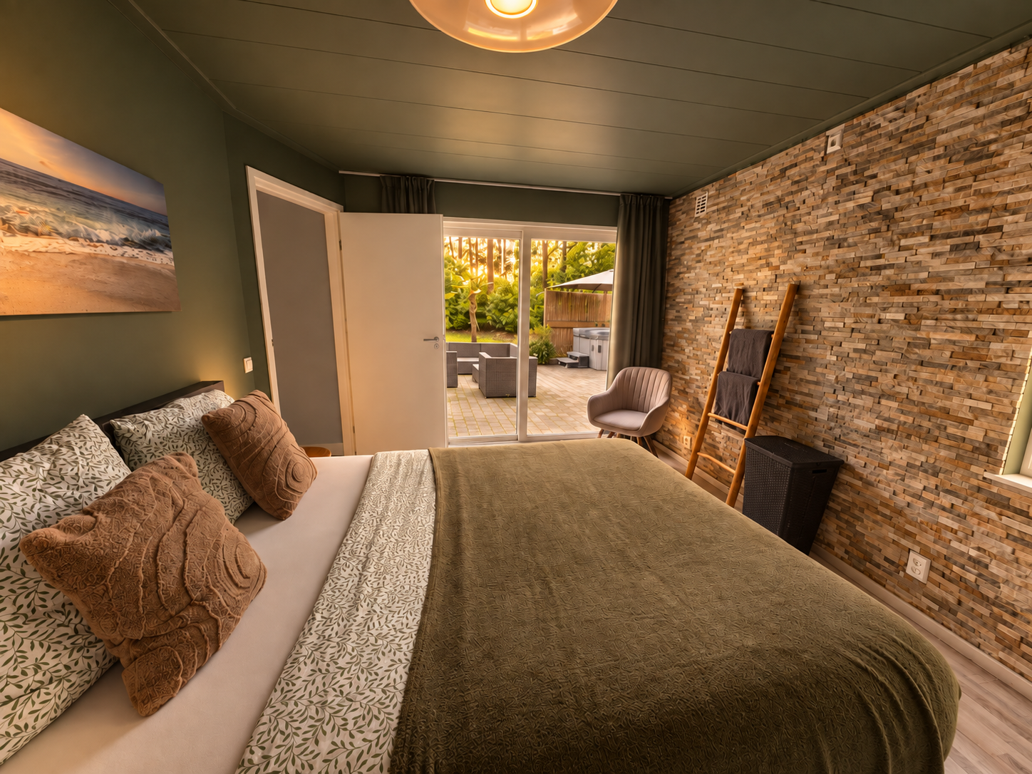 Gezellige slaapkamer met bakstenen muur, bed, stoel en openslaande deur naar een zonnig terras.