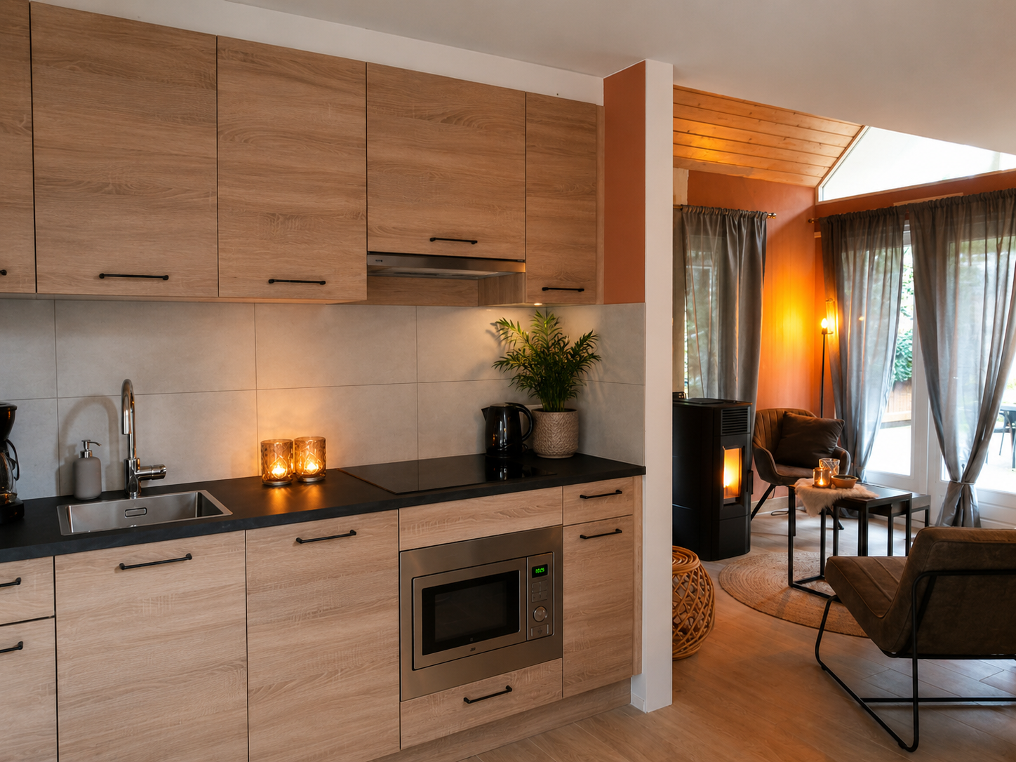 Moderne keuken met houten kasten, zwart aanrechtblad, oven en uitzicht op een gezellige woonkamer met warme verlichting.