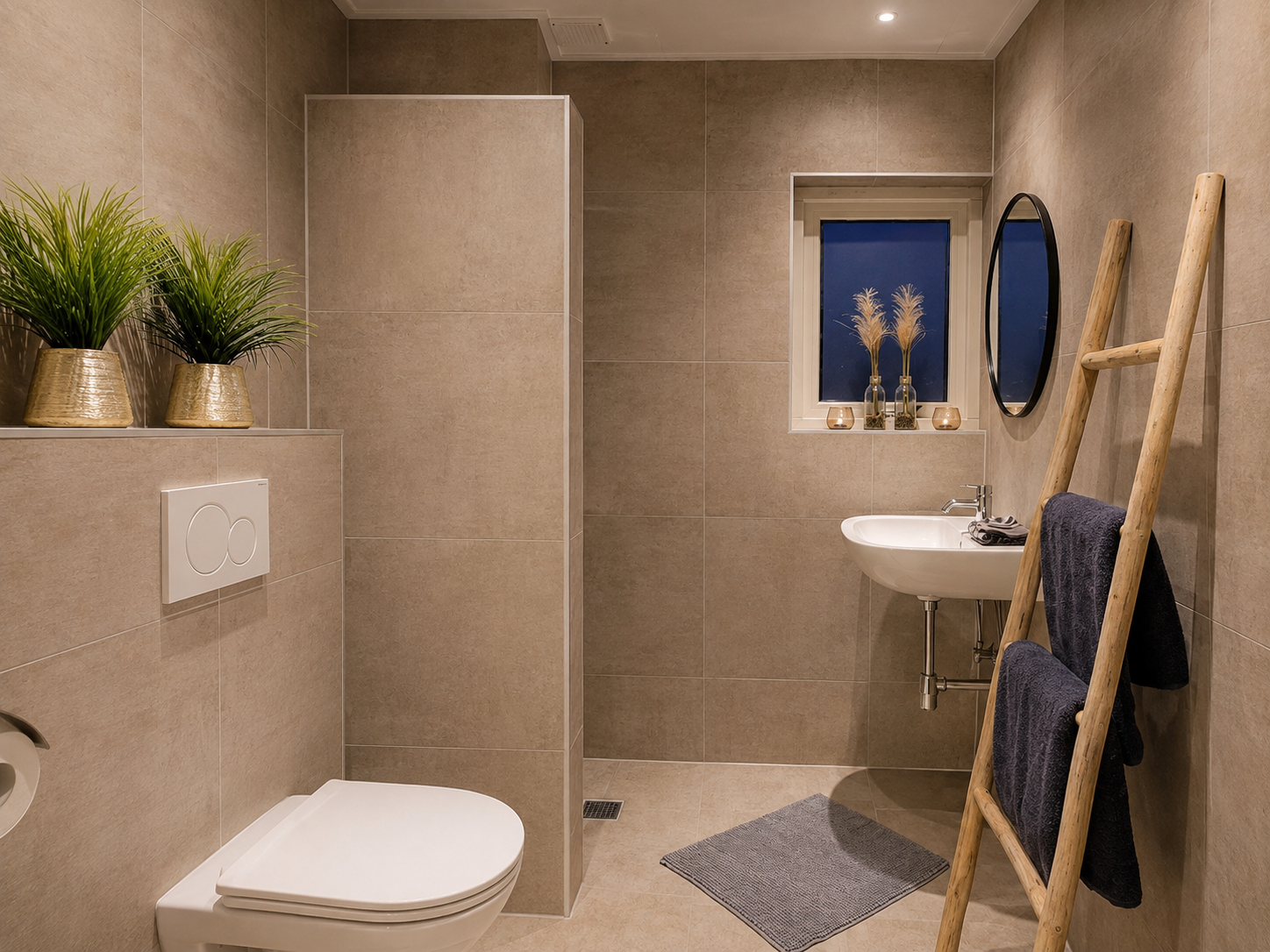 Moderne beige badkamer met toilet, douche, wastafel, spiegel en handdoekenrek.
