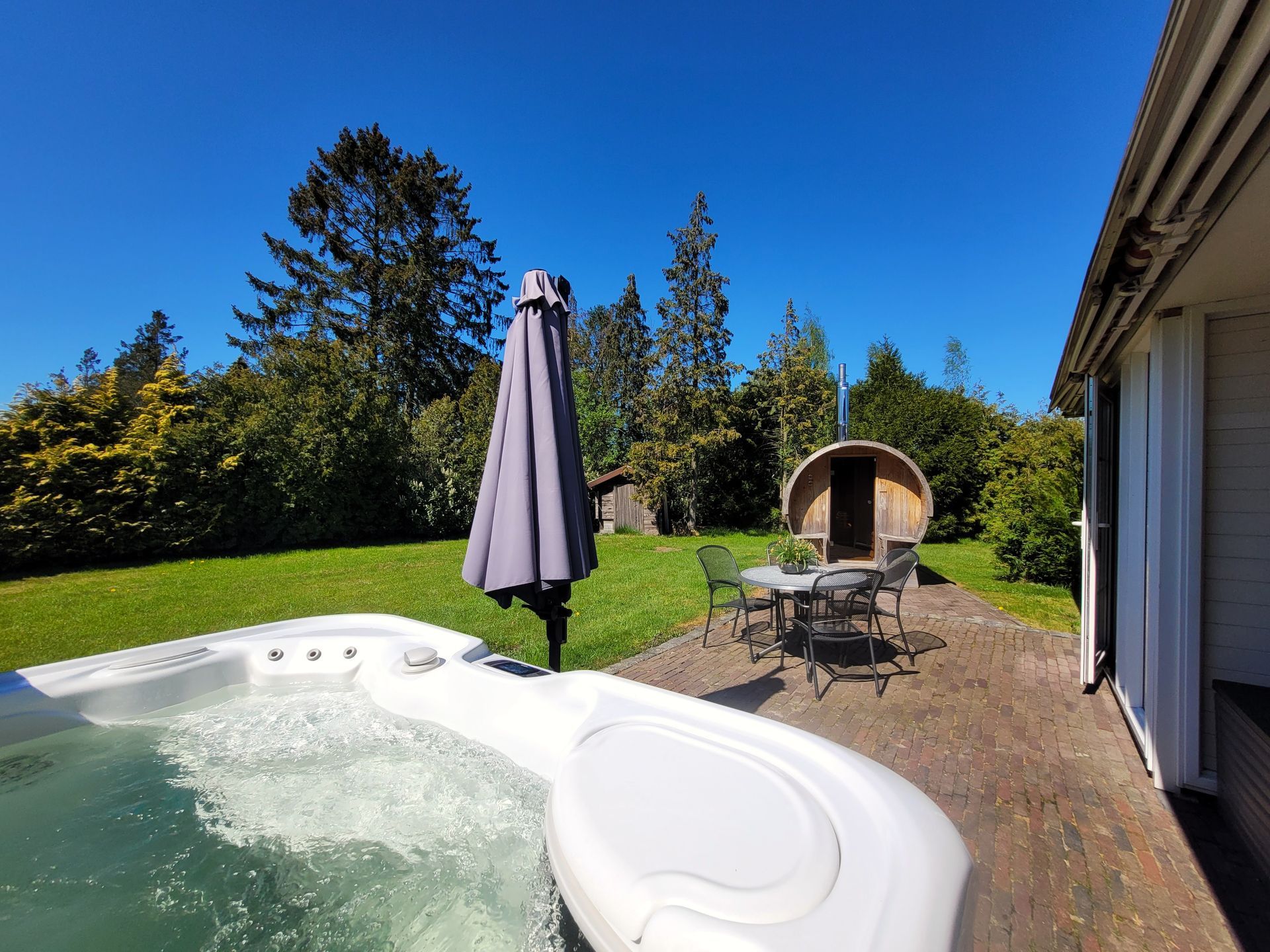 Secret Wellness Lonneker - Jacuzzi en Tuin