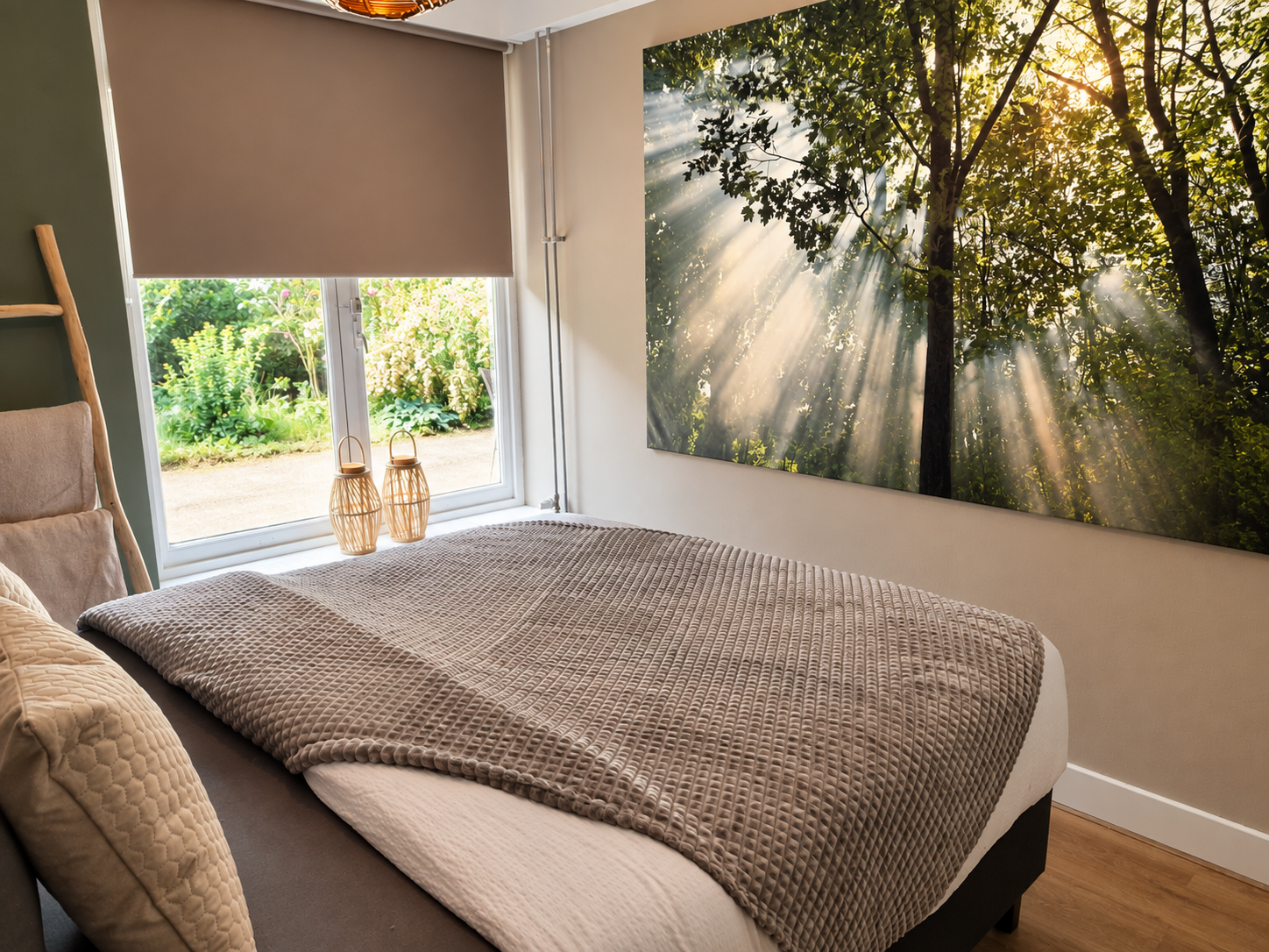 Gezellige slaapkamer met een bed, beige jaloezieën, een grote bosprint aan de muur en zonlicht door het raam.