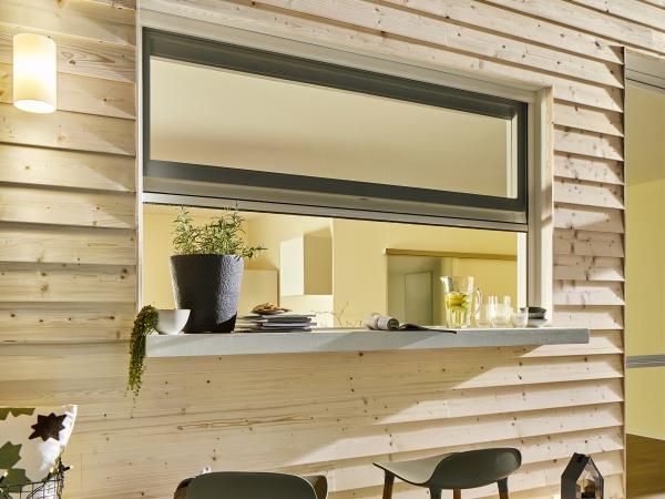 Eine Holzwand mit einem großen Fenster darin