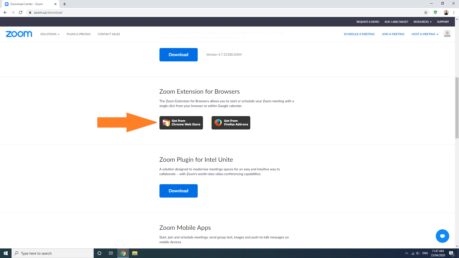 Zoom webpage showing app download buttons, with an orange arrow pointing to the black download option.
