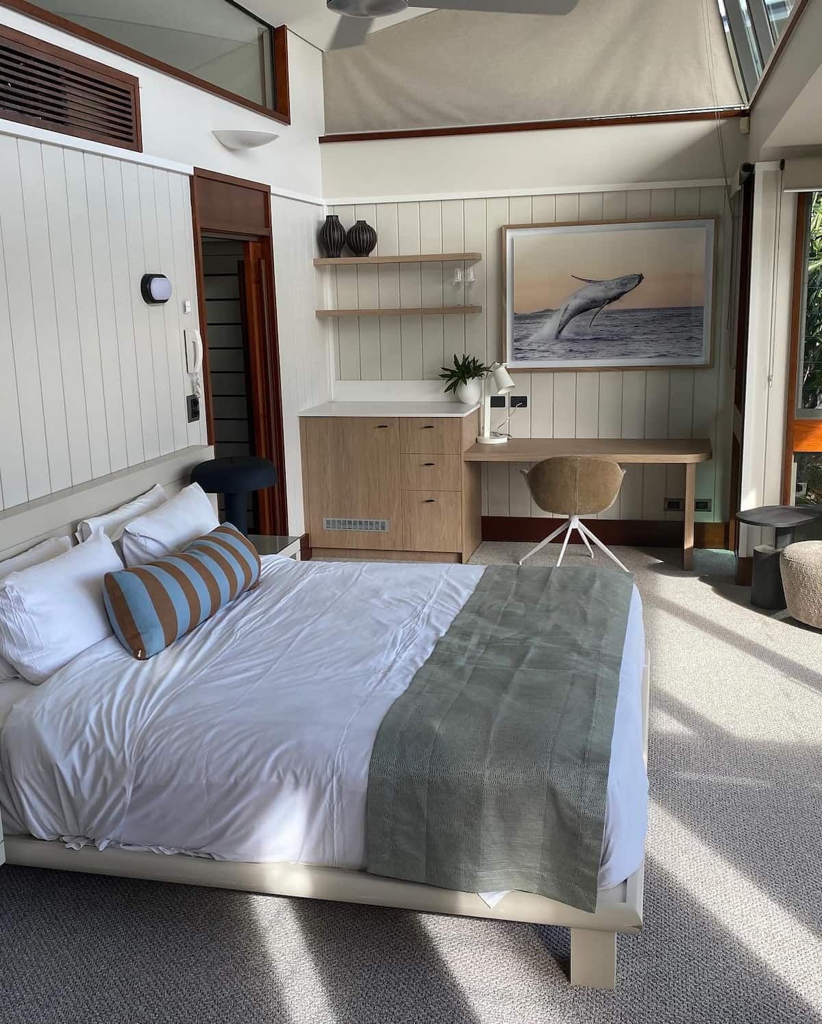 There is a Large Bed in the Middle of the Room โ Coral Coast Building & Management in Cannon Valley, QLD