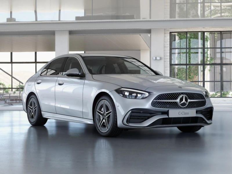 Berlina Mercedes-Benz Classe C color argento parcheggiata al chiuso, ben illuminata.