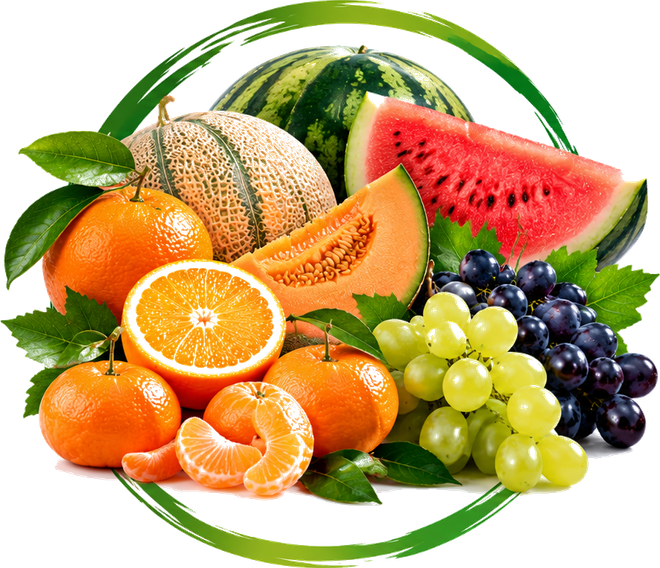 Frutta fresca assortita, tra cui arance, meloni, anguria, uva e ananas, disposta in un’esposizione colorata