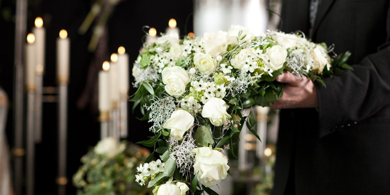 Bouquet di fiori bianchi con candele per una cerimonia formale al chiuso.