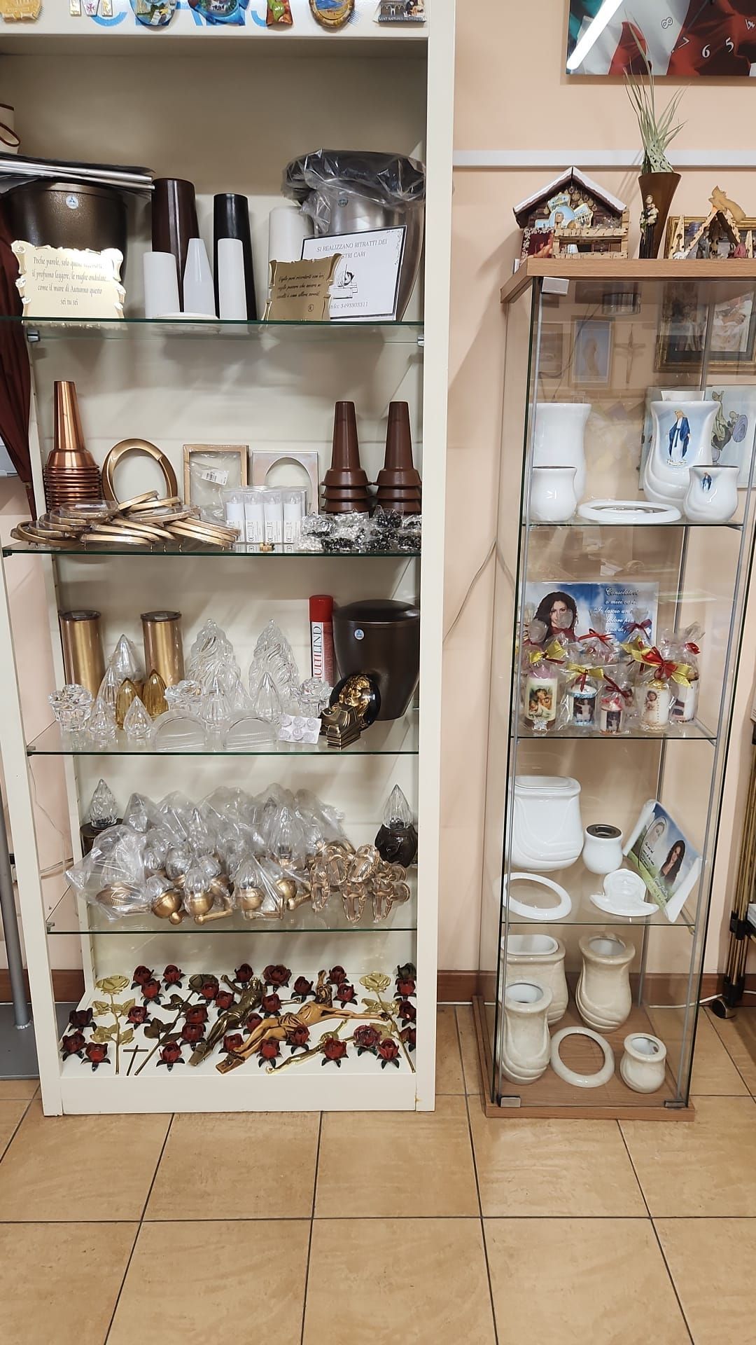 Due vetrine con articoli in ceramica e decorativi in una corsia del negozio.