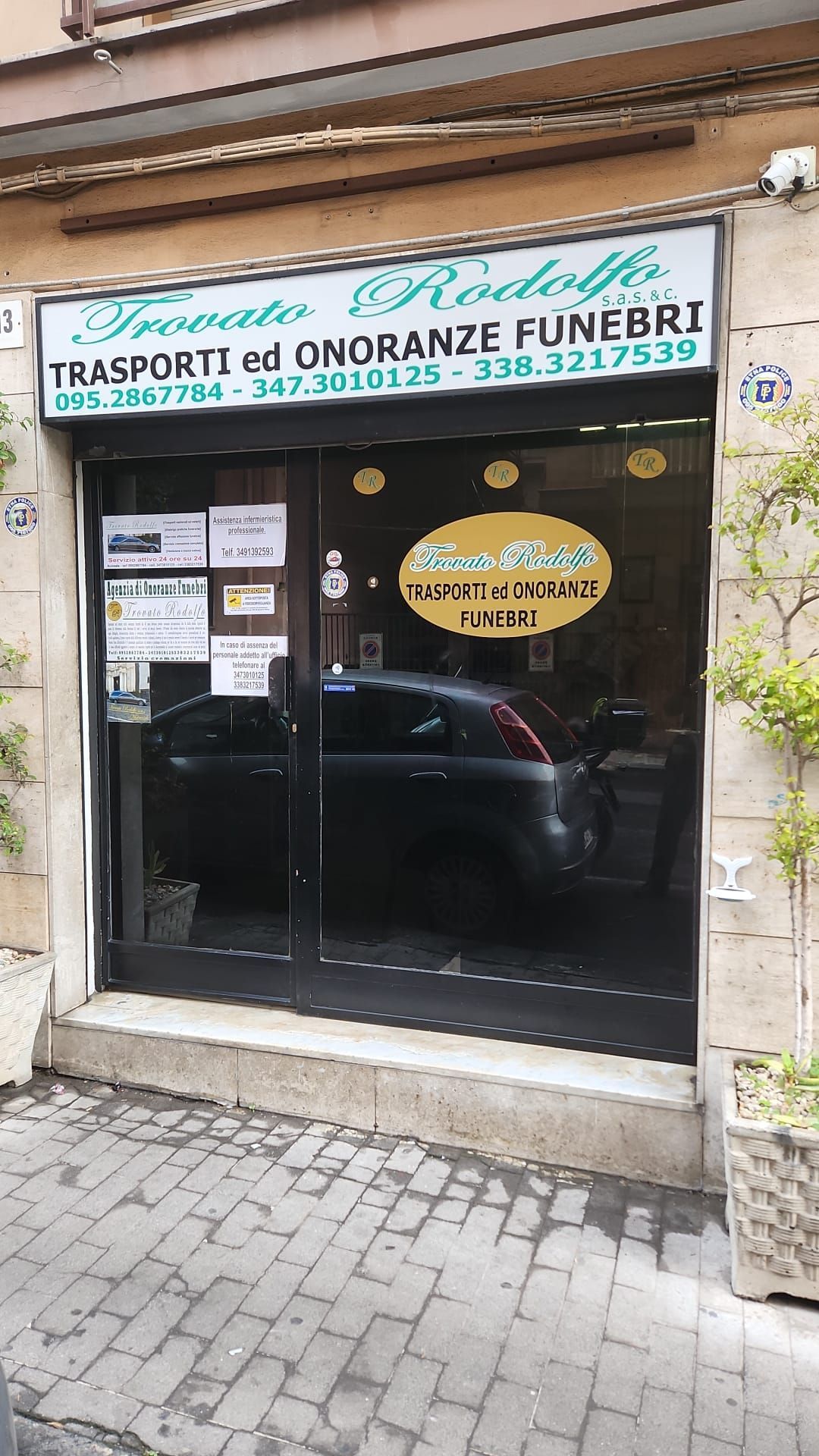 Vetrina dell'agenzia di pompe funebri