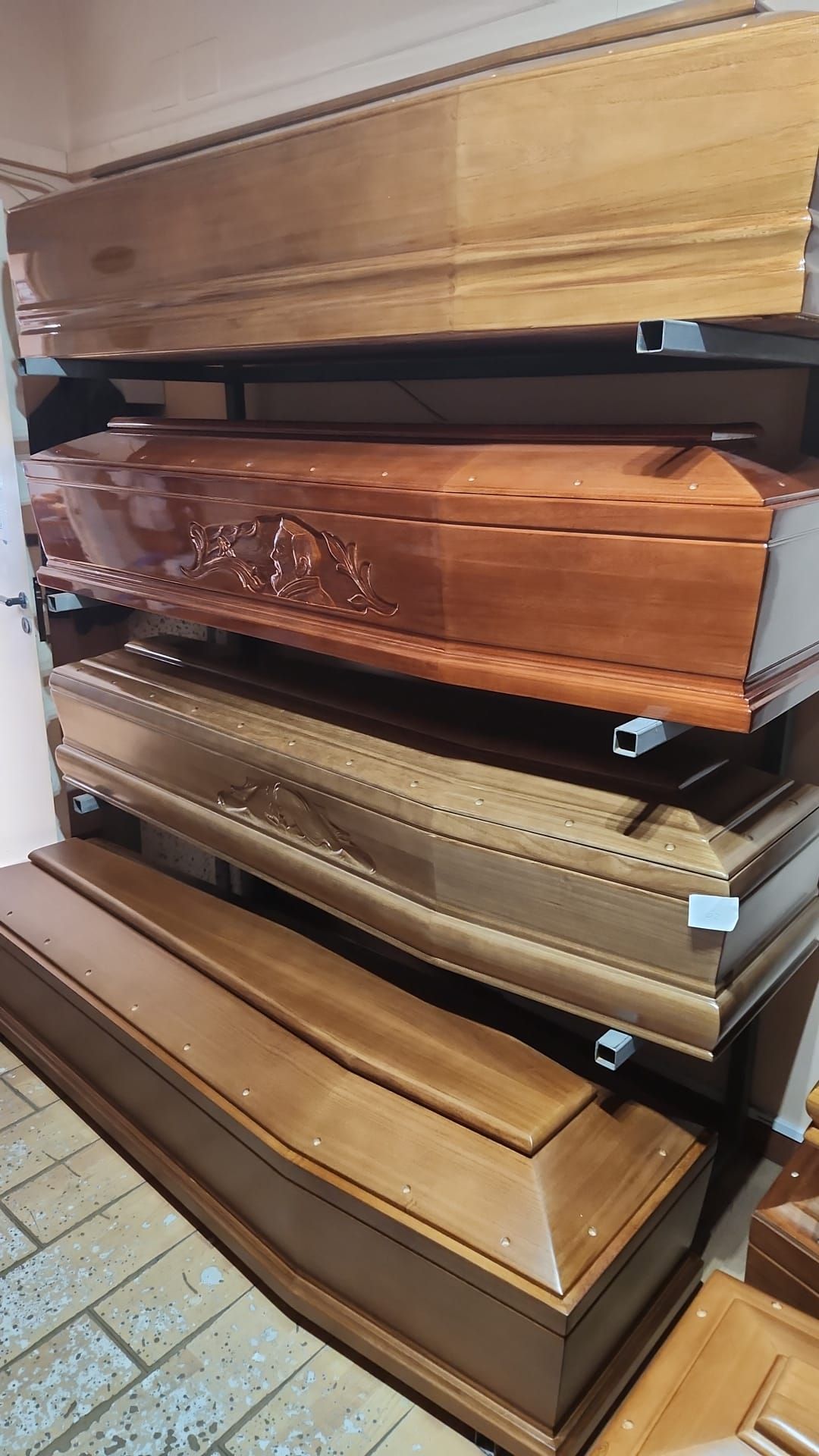 Bare di legno impilate ed esposte su scaffali metallici in un magazzino.