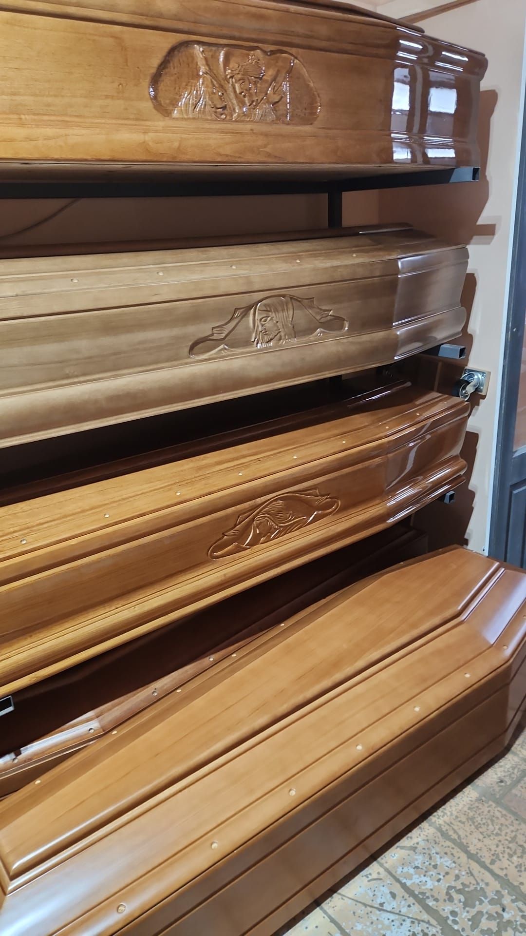 Bare di legno impilate in un'impresa di pompe funebri o in un obitorio, mostrate in primo piano.