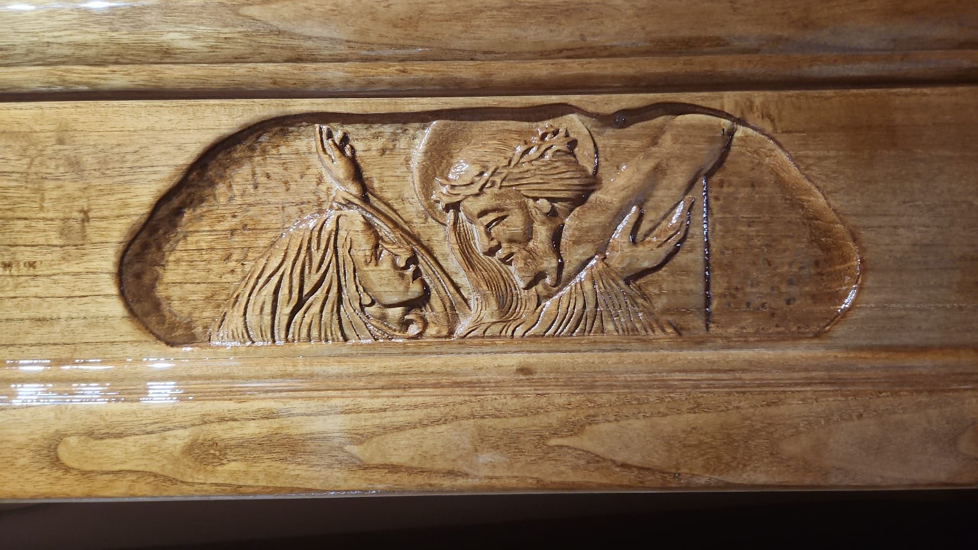 Rilievo in legno intagliato raffigurante un uomo barbuto con un cappello rotondo, incorniciato da una nicchia ovale.