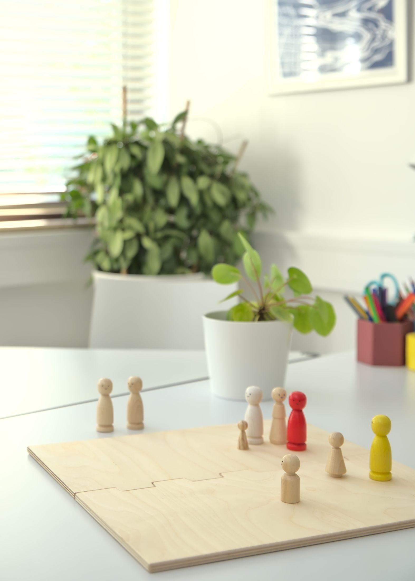 Sprechzimmer mit einem Tisch mit einem Spielbrett und Figuren aus Holz
