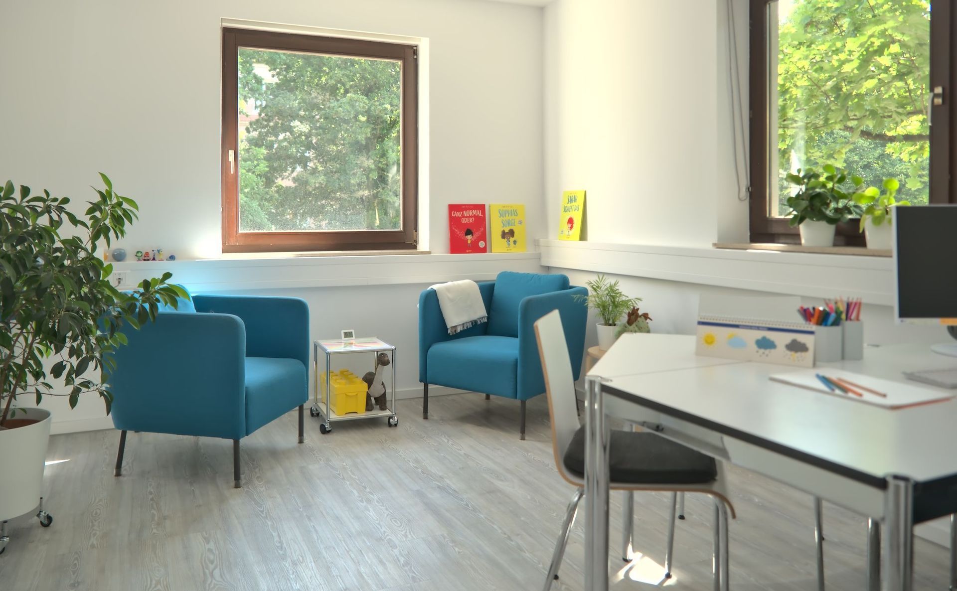 Sprechzimmer mit zwei blauen Sesseln