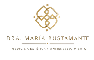 Logo de Dra. María Bustamante, medicina estética y antienvejecimiento, en dorado sobre fondo blanco