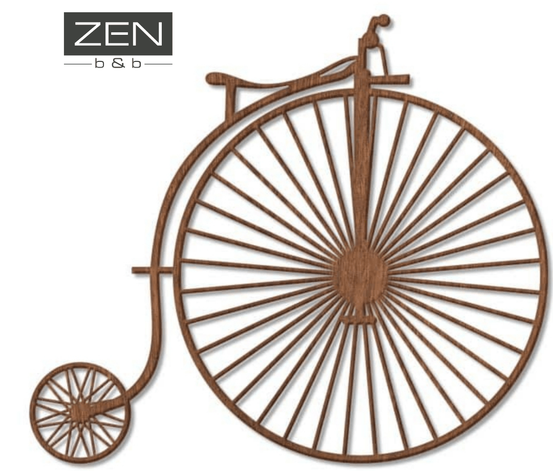 Bruin metalen wanddecoratie van een hoge bi-fiets met een groot voorwiel en een klein achterwiel.