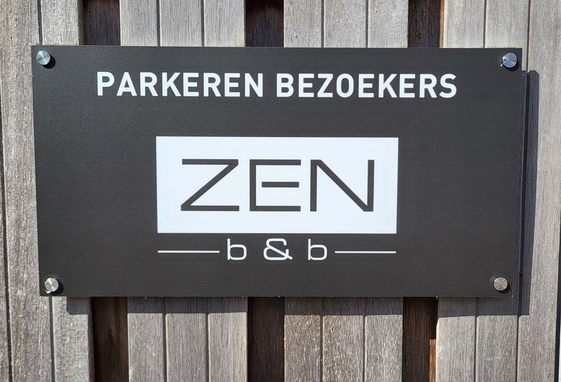 Zwart bord met witte tekst. 