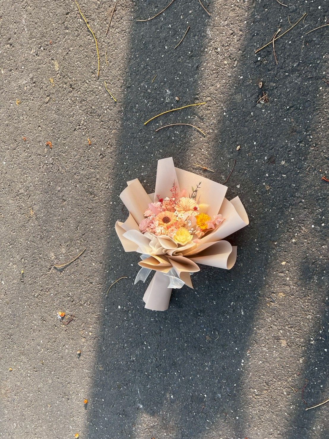 經典手持式花束
適合做為畢業禮物、週年紀念或重要的告白儀式
收到時那份捧在手心的沉甸感，將會是難忘的禮物體驗。