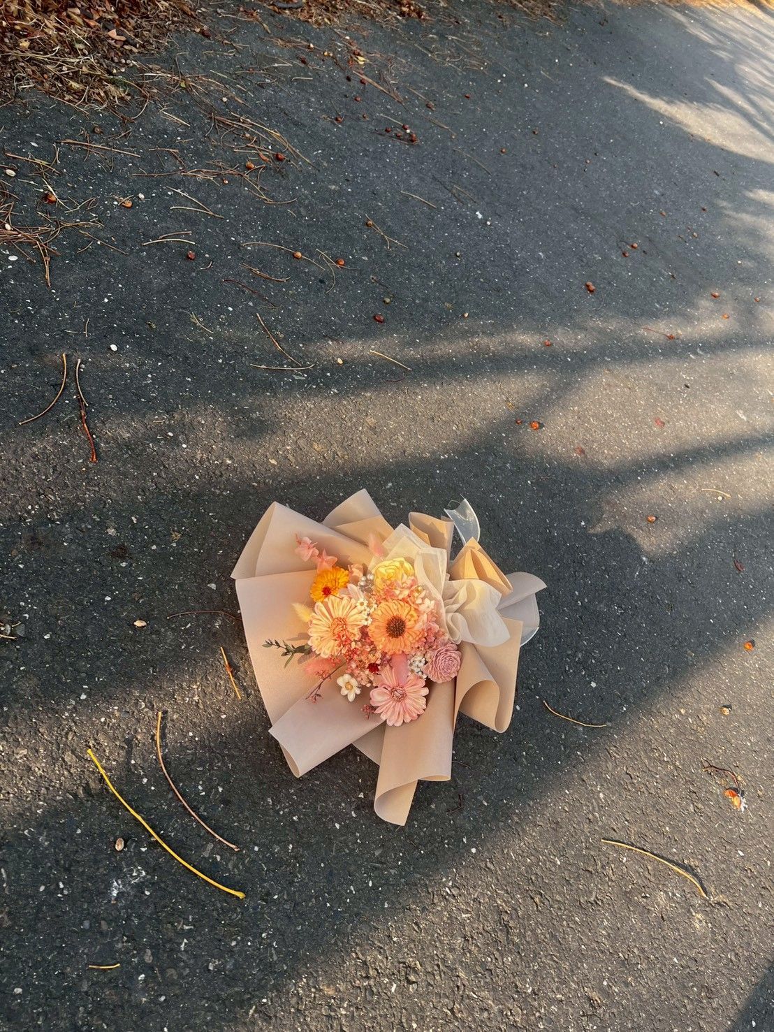 經典手持式花束
適合做為畢業禮物、週年紀念或重要的告白儀式
收到時那份捧在手心的沉甸感
將會是難忘的禮物體驗