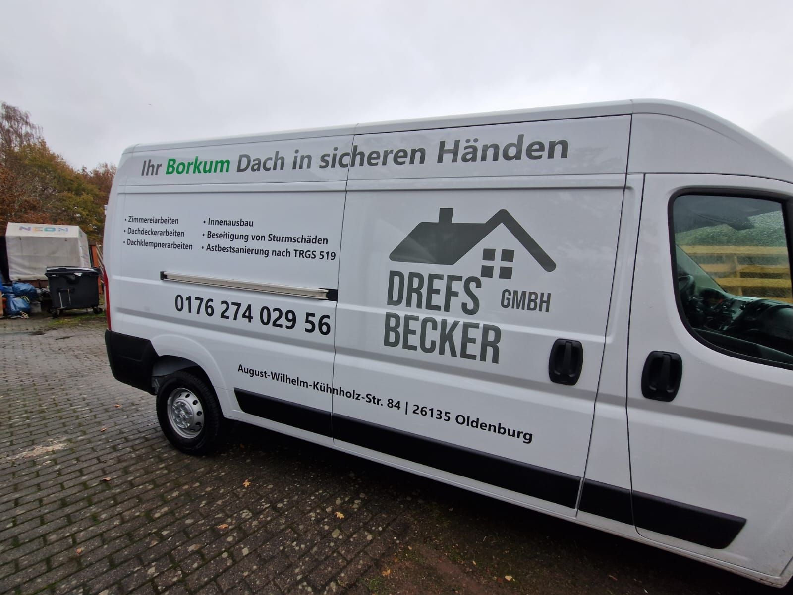 Weißer Lieferwagen mit Firmenlogo Drefs Becker GmbH, Telefonnummer und Adresse.