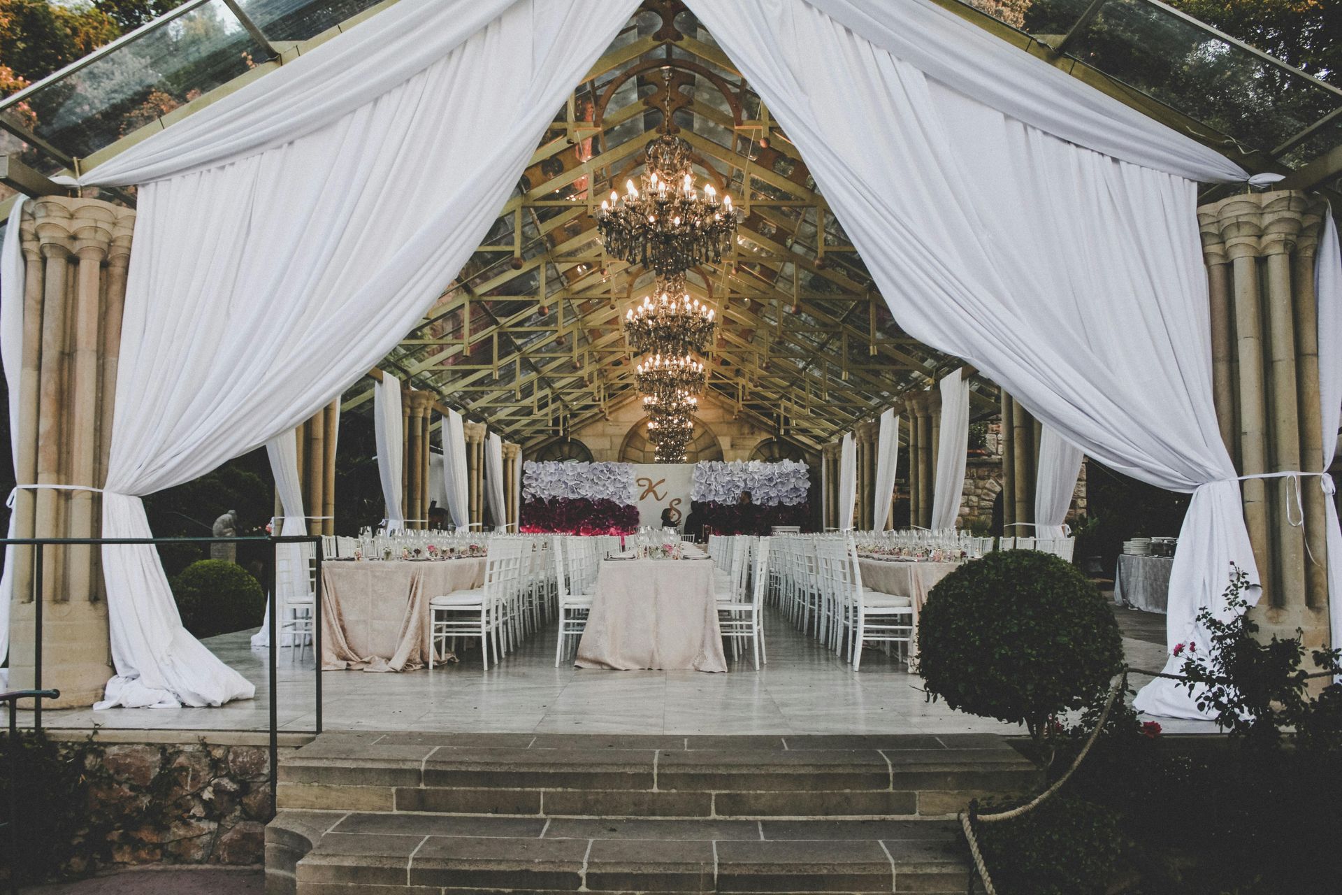 wedding trend 2025 - dramatic drapes