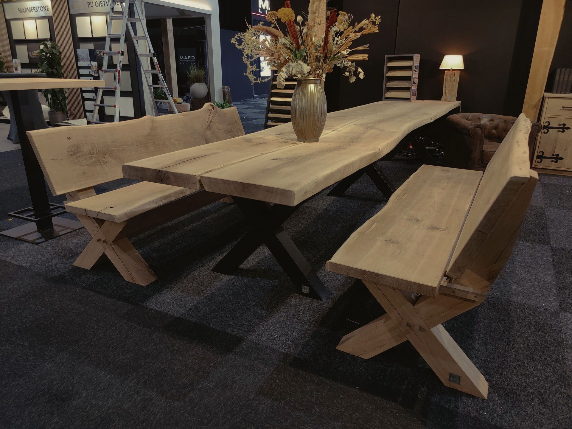 Lange eettafel en bankjes voor binnen en buiten van eikenhout