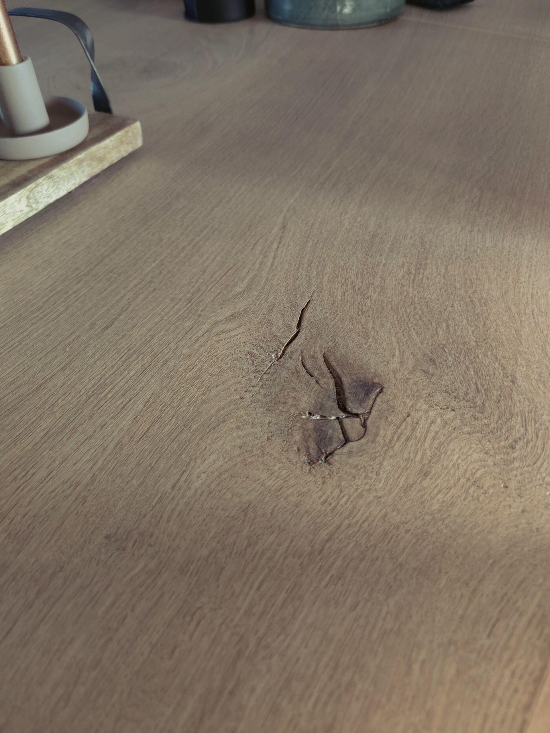 Open knoest in houten maatwerk tafel van den Bijlen - Meubelmakerij