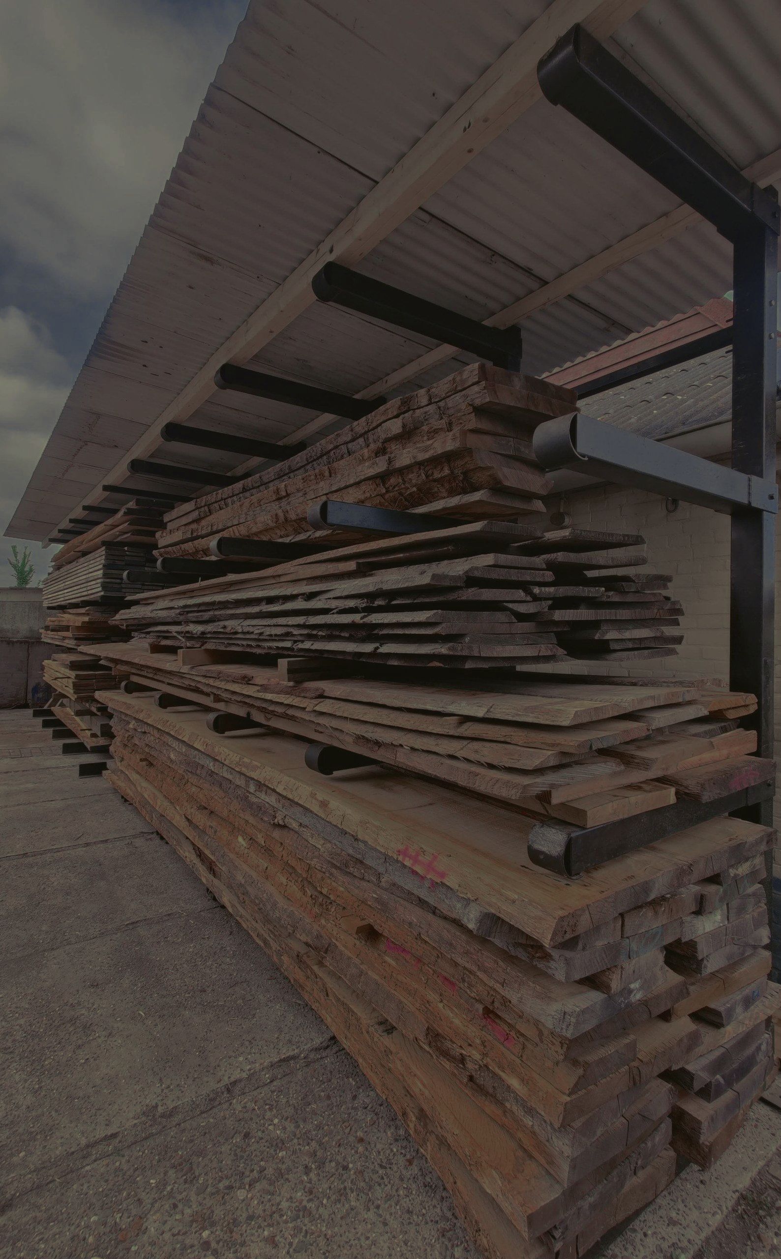 Hout voorraad van den Bijlen meubelmakerij 