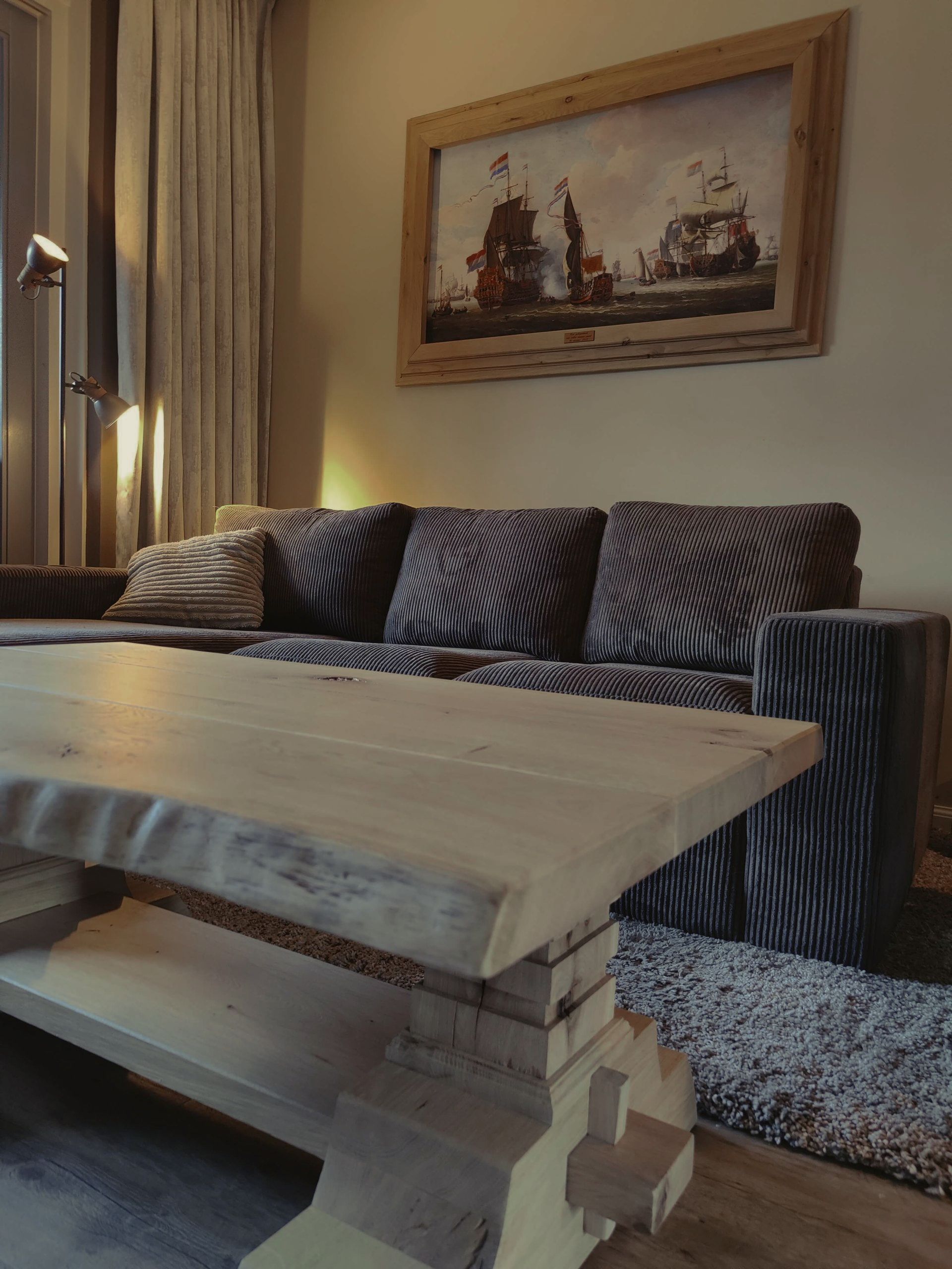 Kloostertafel en schilderij - meubelmakerij
