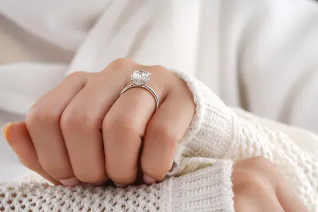 wit gouden ring met edelsteen om vinger Breda