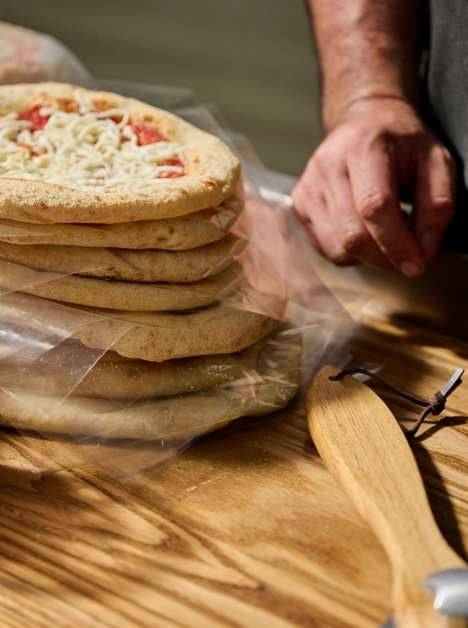 wholesale  par baked  sauce and cheese pizza for restaurants