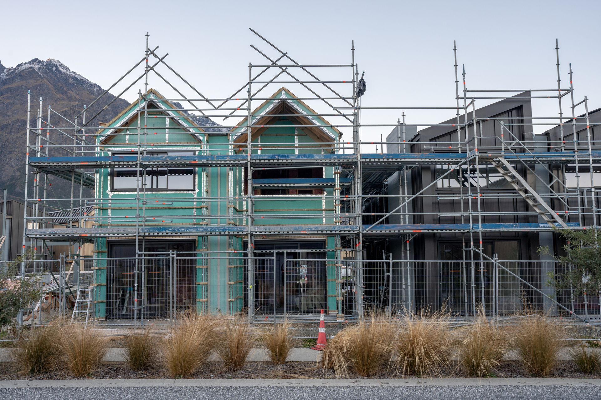 A large building is being built with cranes and scaffolding.